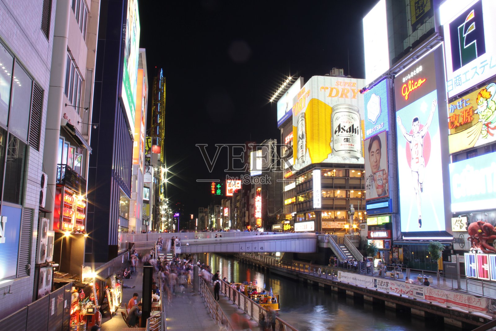 道顿堀步道上的夜间人流照片摄影图片