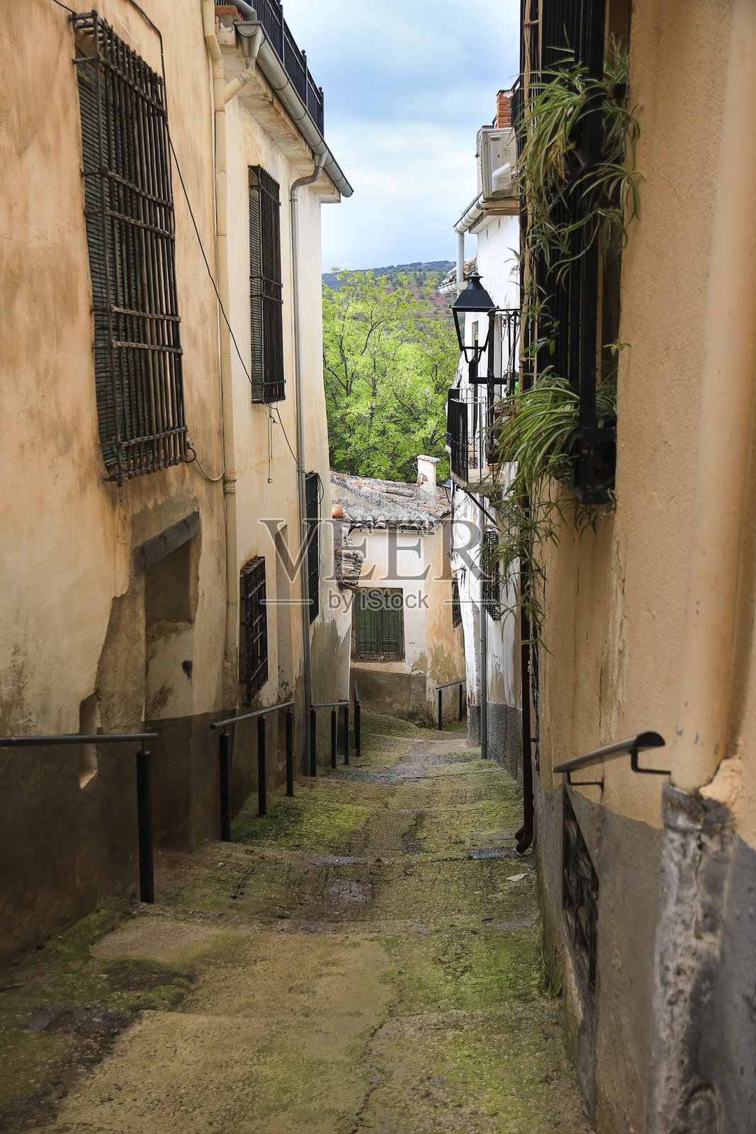 阿尔卡拉斯镇的狭窄街道与历史建筑照片摄影图片