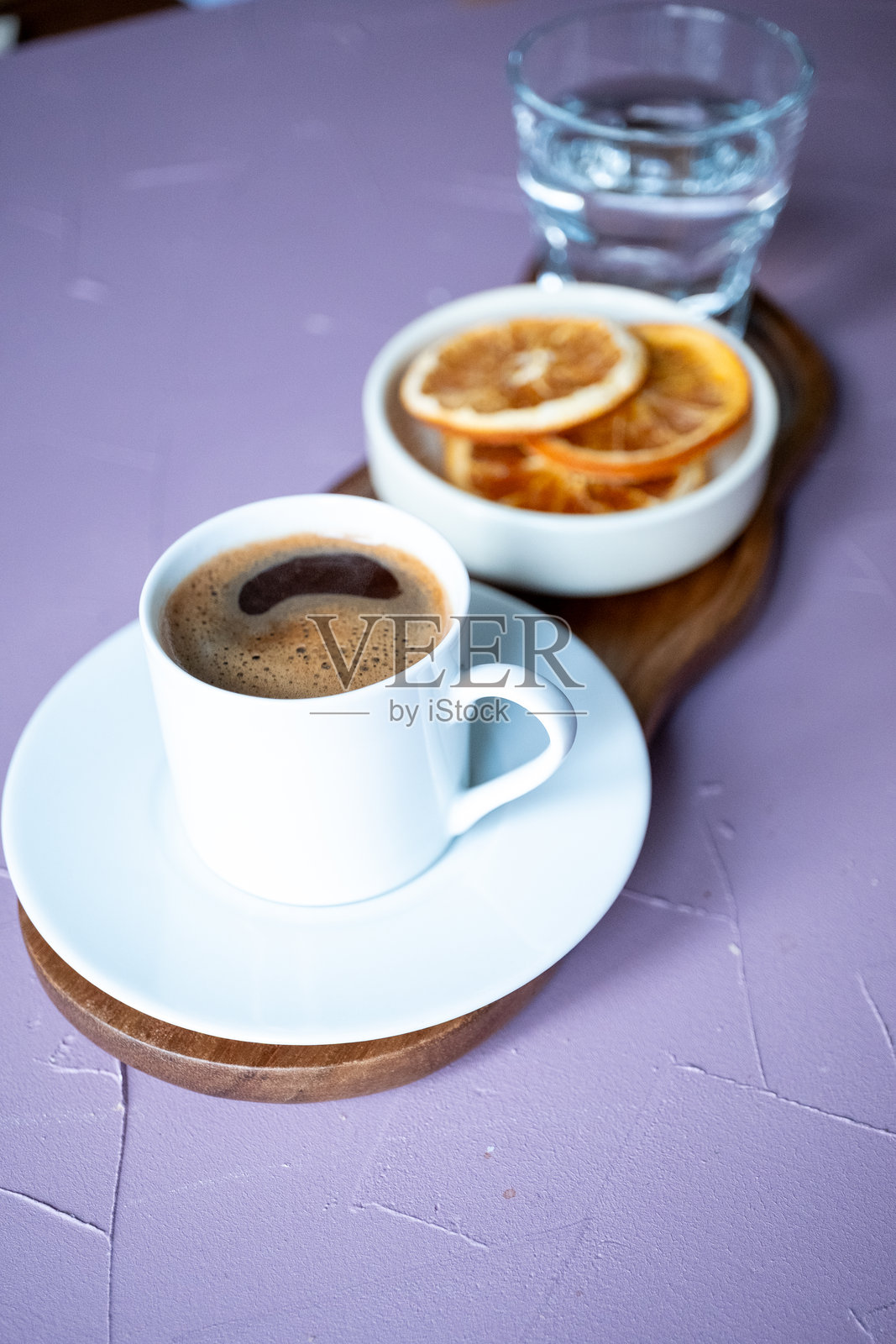 泡沫丰富的热土耳其咖啡，背景为粉色照片摄影图片