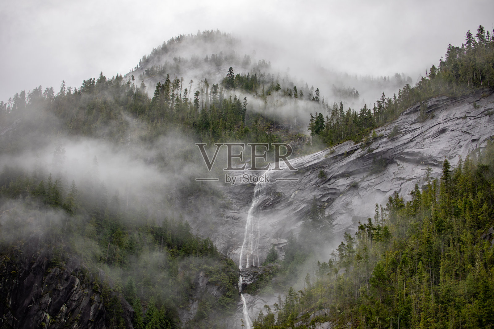 荒凉湾海洋省立公园的瀑布照片摄影图片