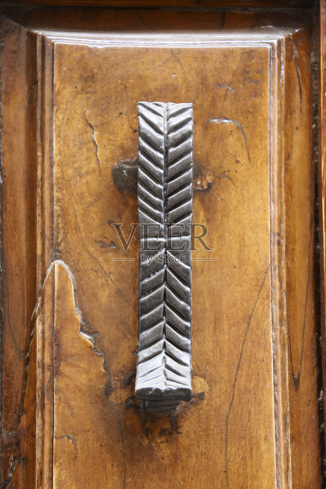 古老木门上的复古门环照片摄影图片
