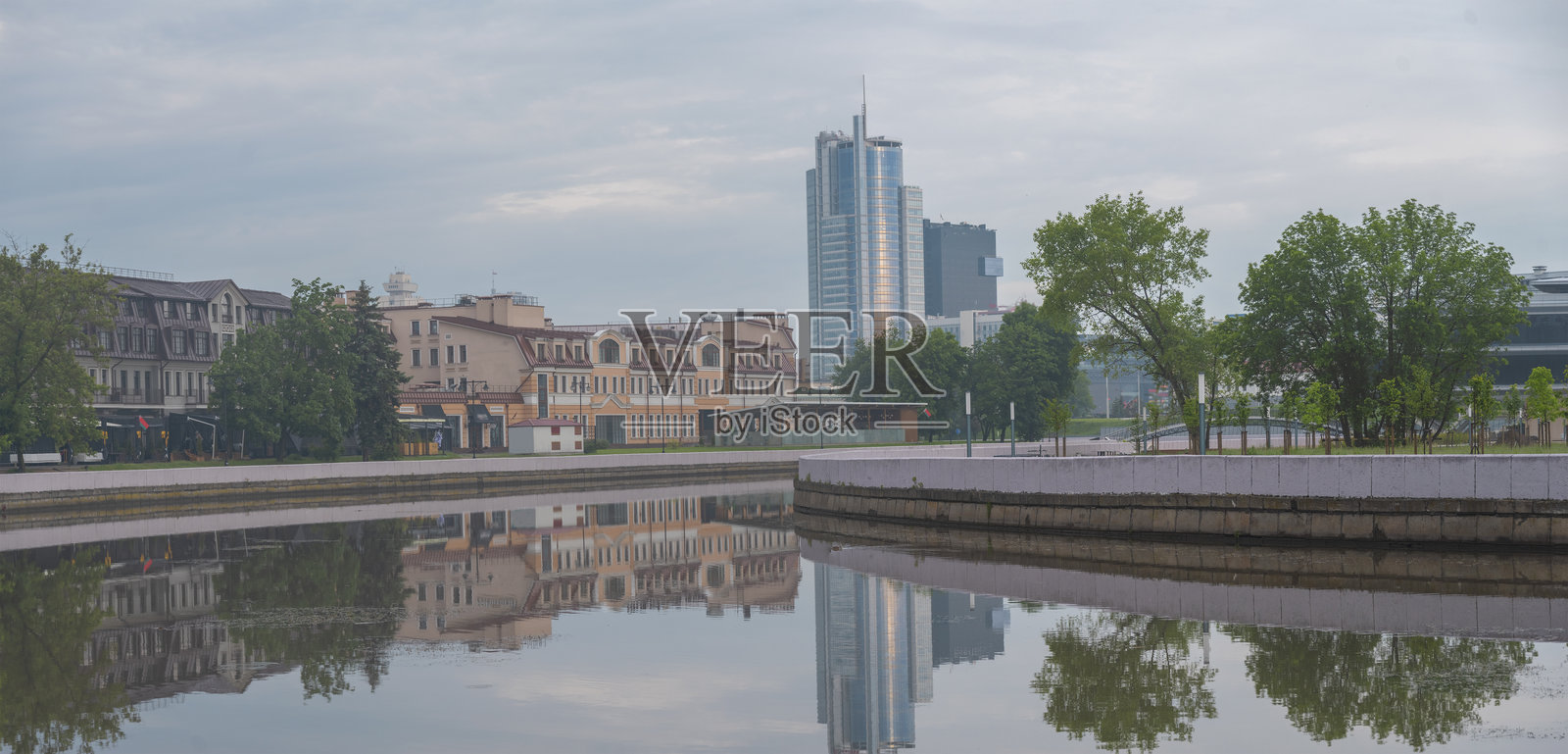 明斯克市中心的堤岸。照片摄影图片