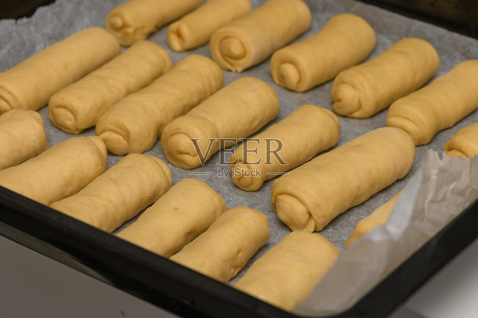新鲜出炉的帕克豪斯面包卷放在烤盘上照片摄影图片