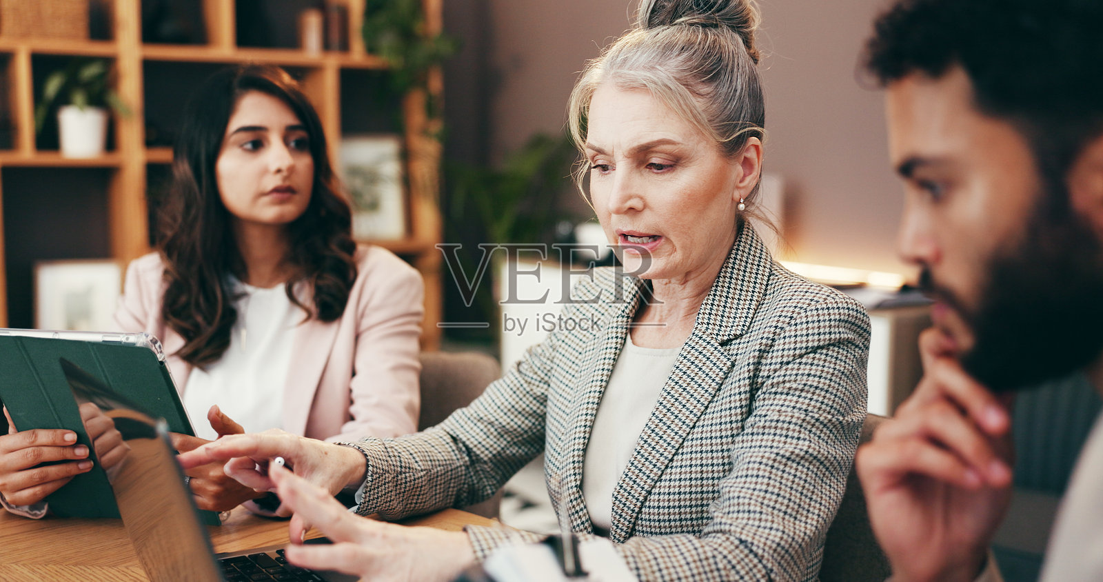 会议、笔记本电脑和商务人士在办公室进行创意项目合作以供出版。团队合作、计算机和一组编辑与经理在工作场所进行反馈、审查或建议。照片摄影图片