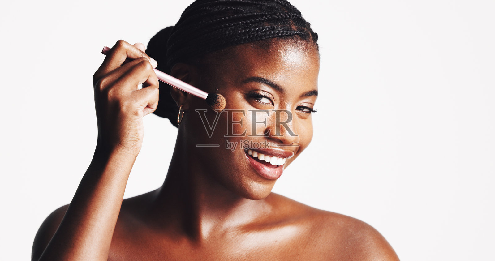 化妆、刷子和黑女性肖像，适用于美容、化妆品和魅力，背景为白色。工作室空间，美容学和微笑的非洲女孩模特，适用于粉底、护肤和化妆。照片摄影图片