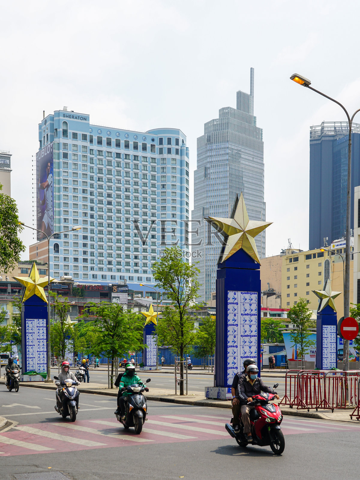 摩托车驶过装饰有金色星星的柱子照片摄影图片