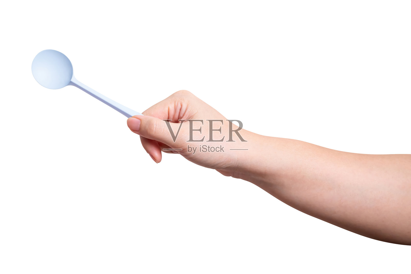 女性手握着一把白色塑料勺，背景为白色。照片摄影图片