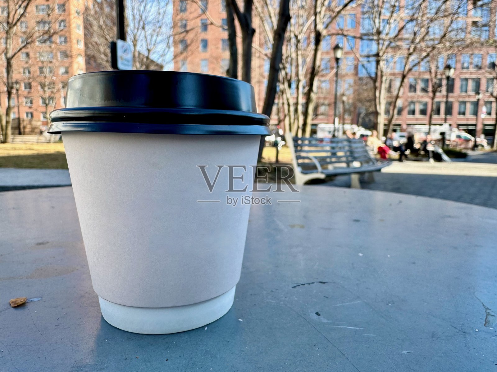 纽约市公园桌上的纸杯咖啡照片摄影图片