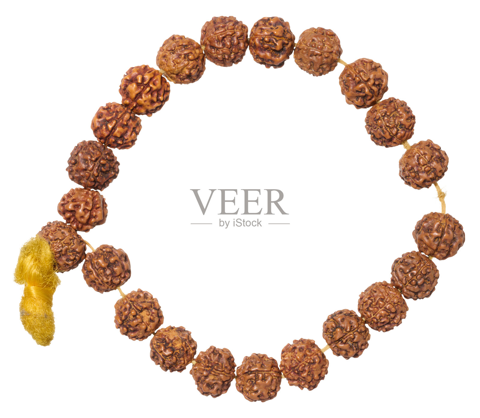 一条由棕色珠子制成的鲁德拉克沙手链，带有黄色流苏，形成一个开放的圆形，背景为纯色。照片摄影图片