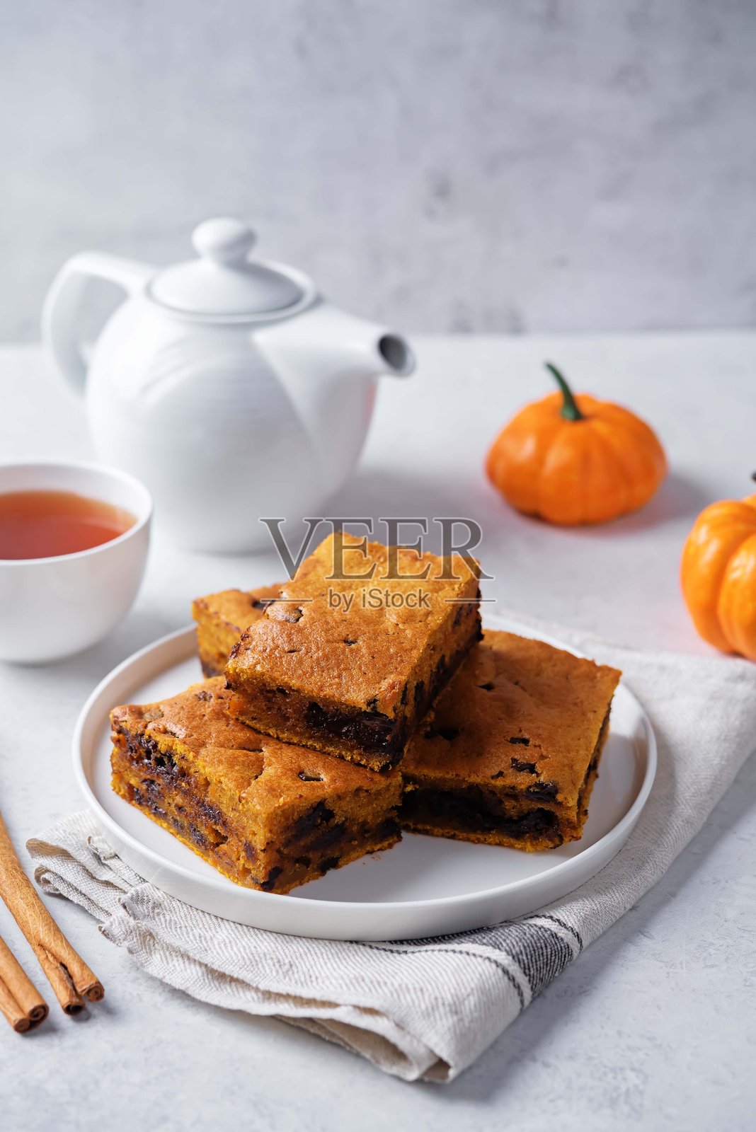 白色背景上的盘子里放着巧克力夹心的南瓜蛋糕照片摄影图片