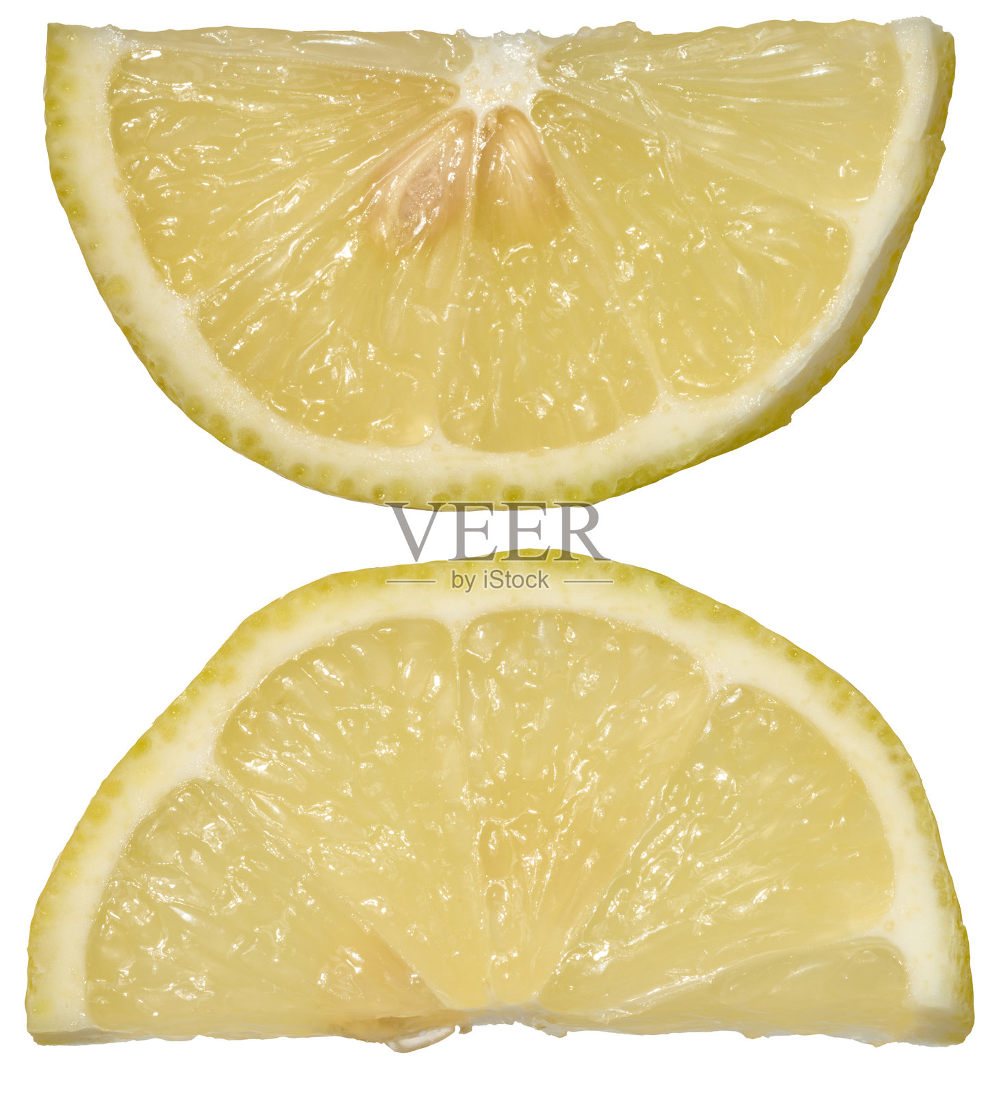 两片新鲜的柠檬切成半圆形，背景为单色。照片摄影图片