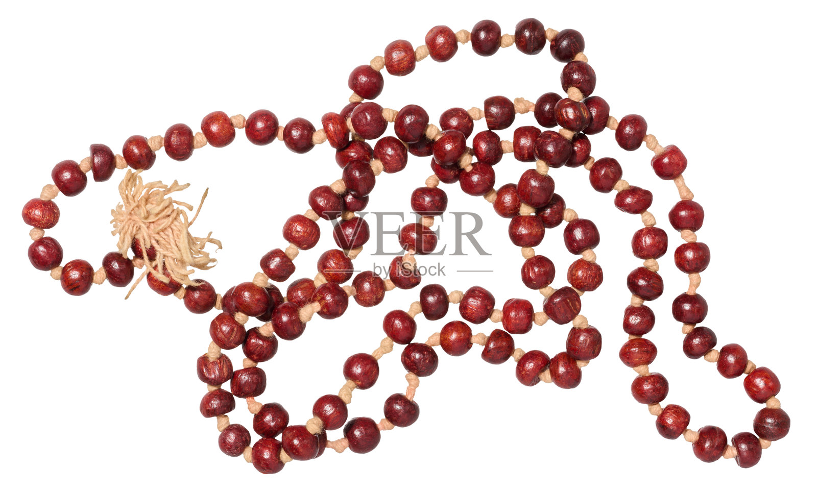 一串由檀香木制成的红色珠子，带有轻盈的流苏，背景为单色。照片摄影图片