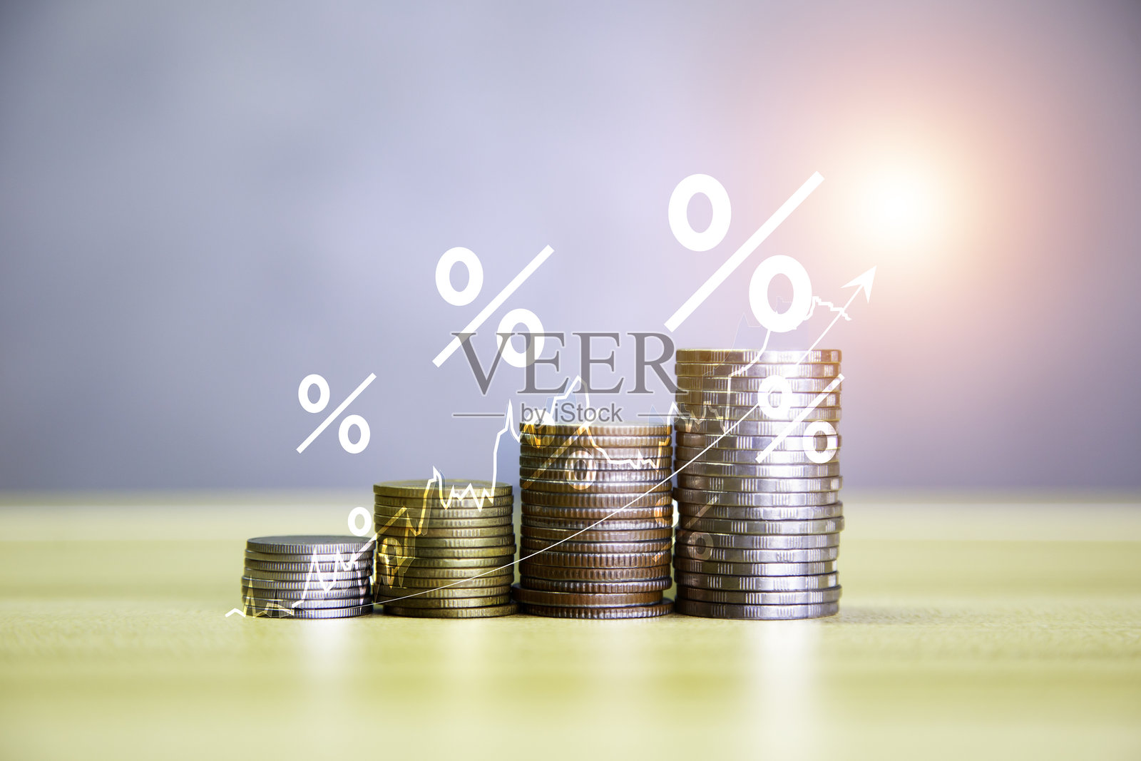 硬币放置在图表上，展示收入基金的成功。商业成功概念，财富，投资，数字时代的股票。下一代技术的数字化转型。照片摄影图片