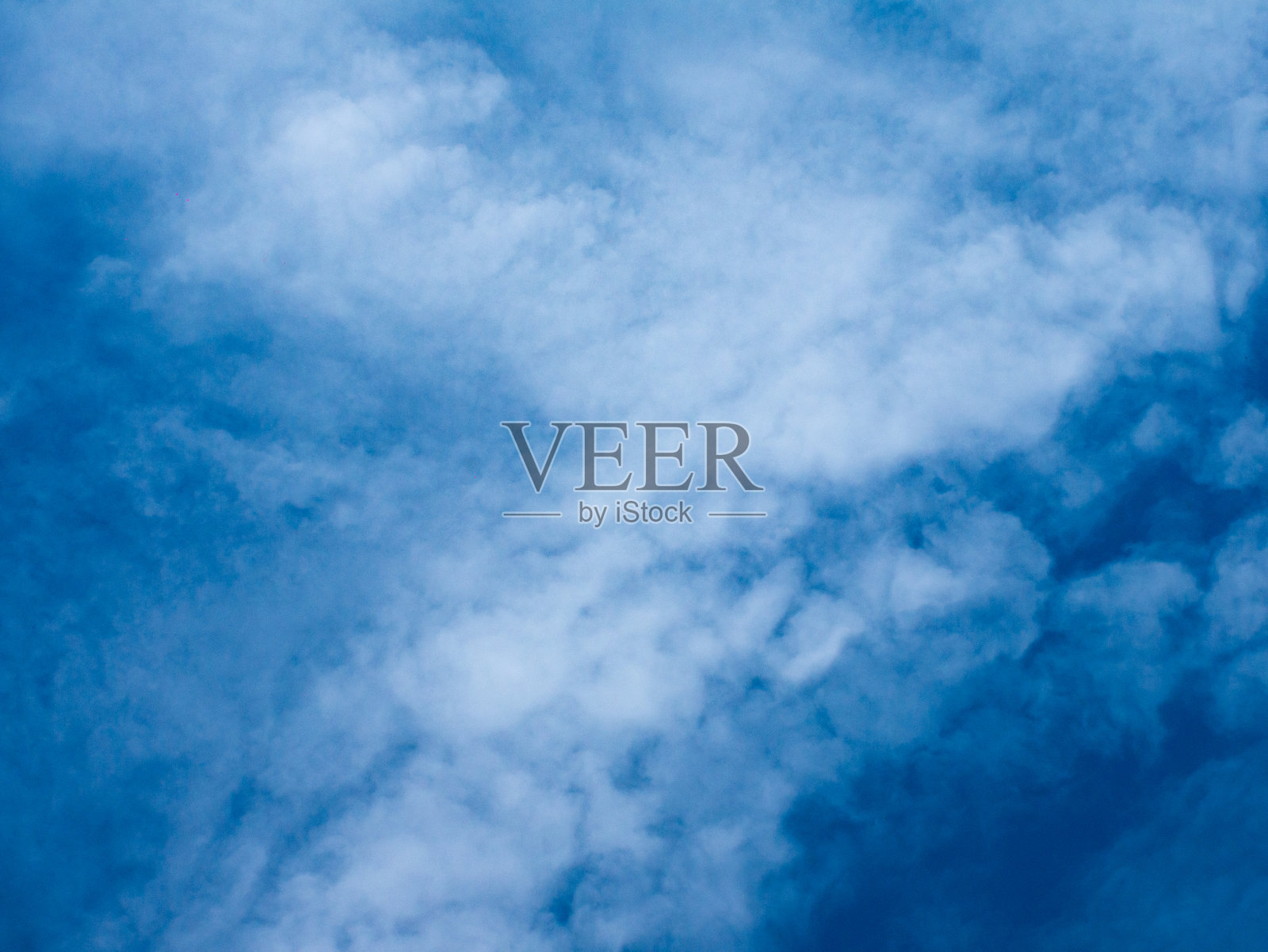 晴朗的天气，蓝天白云，微风轻拂。照片摄影图片