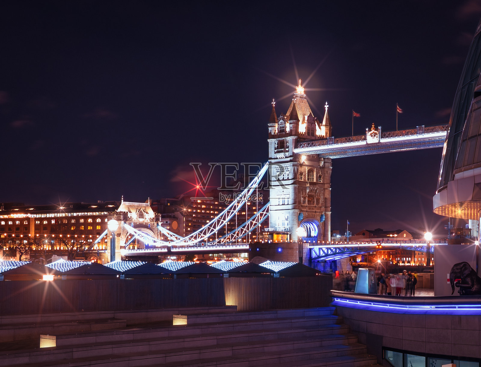 夜间灯光照亮的塔桥与伦敦天际线照片摄影图片