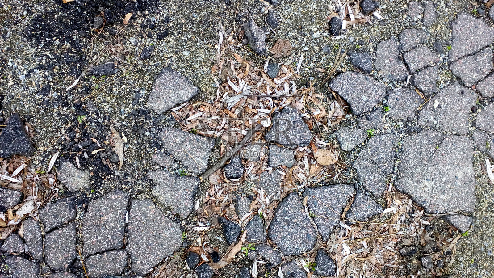 破裂的沥青纹理。抽象背景展示了衰败和被忽视。非常适合用来表现城市衰退、基础设施或时间和天气的影响。照片摄影图片