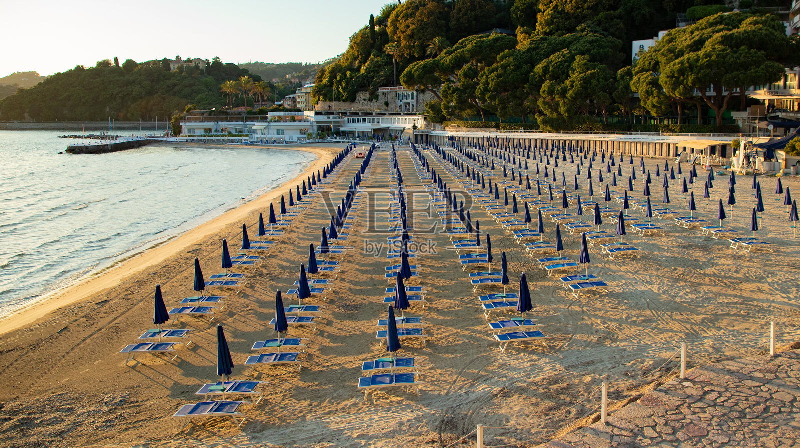 莱里奇城堡和港口，意大利利古里亚照片摄影图片