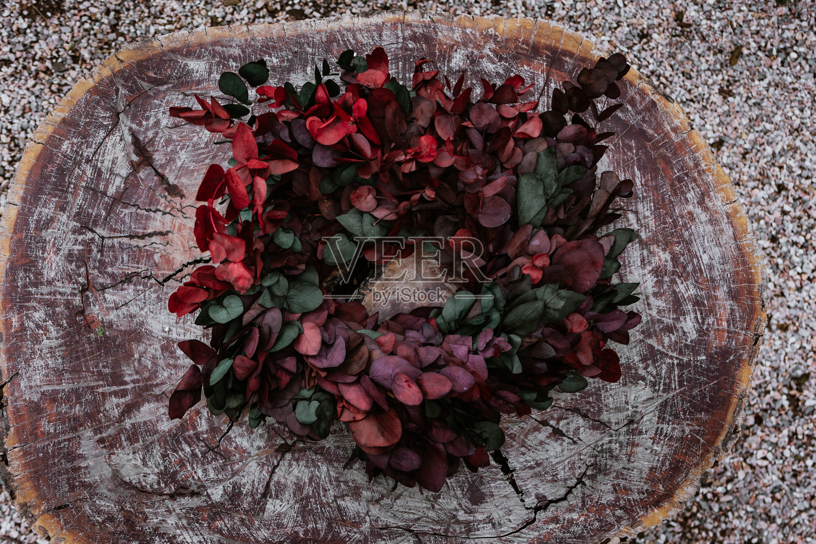 优雅的花环在户外森林背景中精心制作照片摄影图片