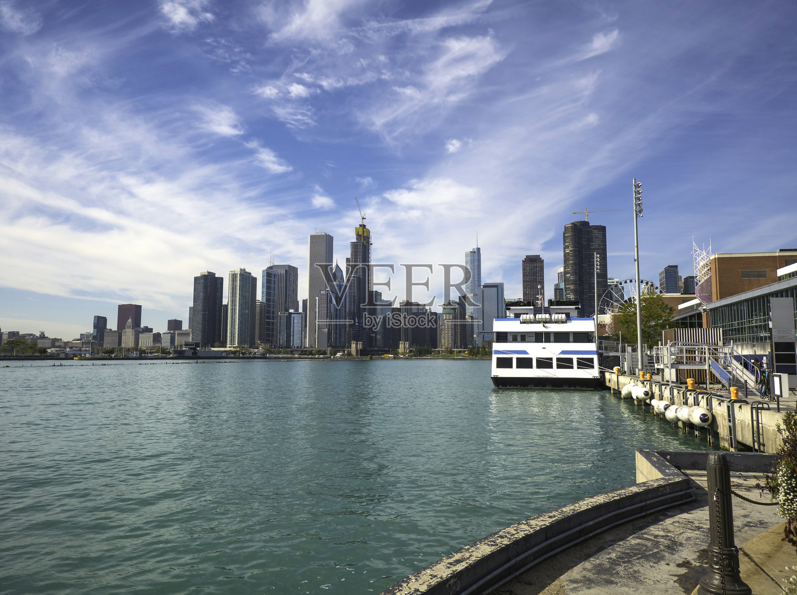 从海军码头俯瞰芝加哥城市天际线与摩天大楼照片摄影图片