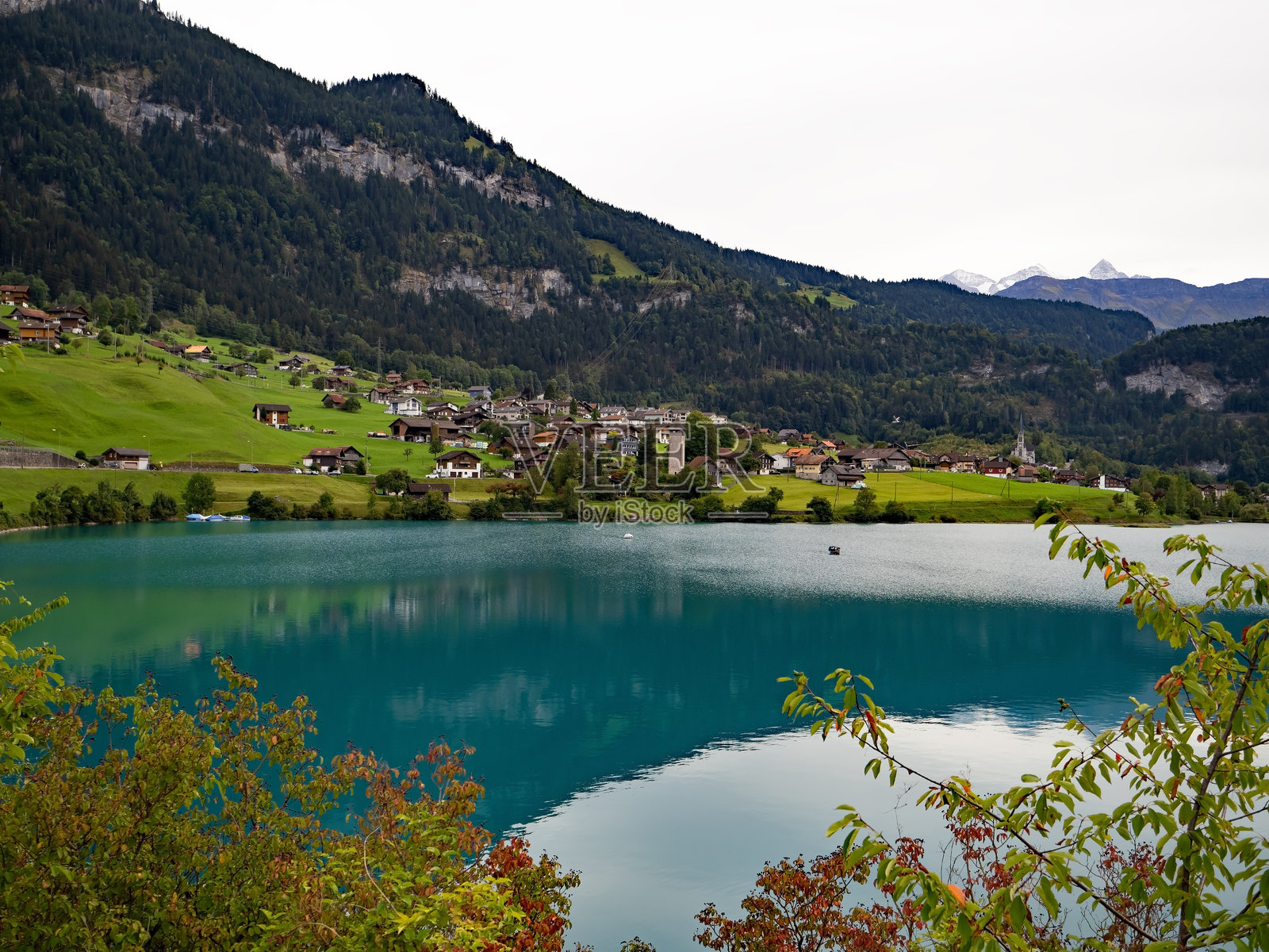 瑞士美丽的蓝色湖泊景观。照片摄影图片