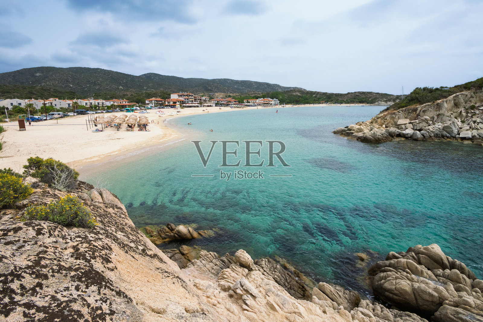 希腊西索尼岛卡拉米茨村美丽的海岸景观，展现出碧蓝的海水和沙滩。照片摄影图片