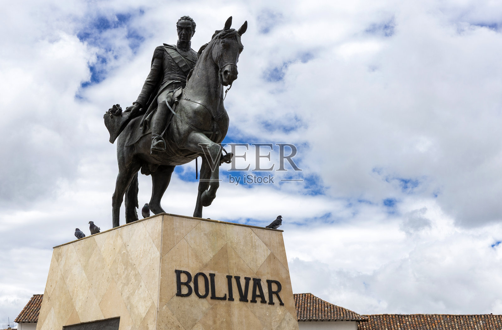 图恩哈。位于城市中央广场的西蒙·玻利瓦尔骑马雕像。照片摄影图片