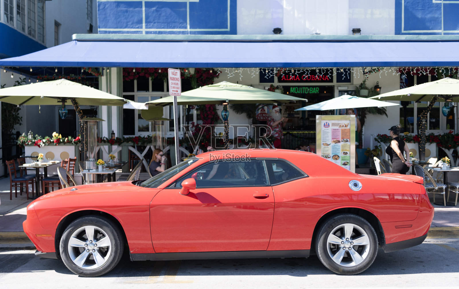 2023年道奇挑战者SXT车型。道奇挑战者SXT类型的赛车。红色道奇挑战者停放在户外。道奇挑战者SXT的侧面视图。照片摄影图片