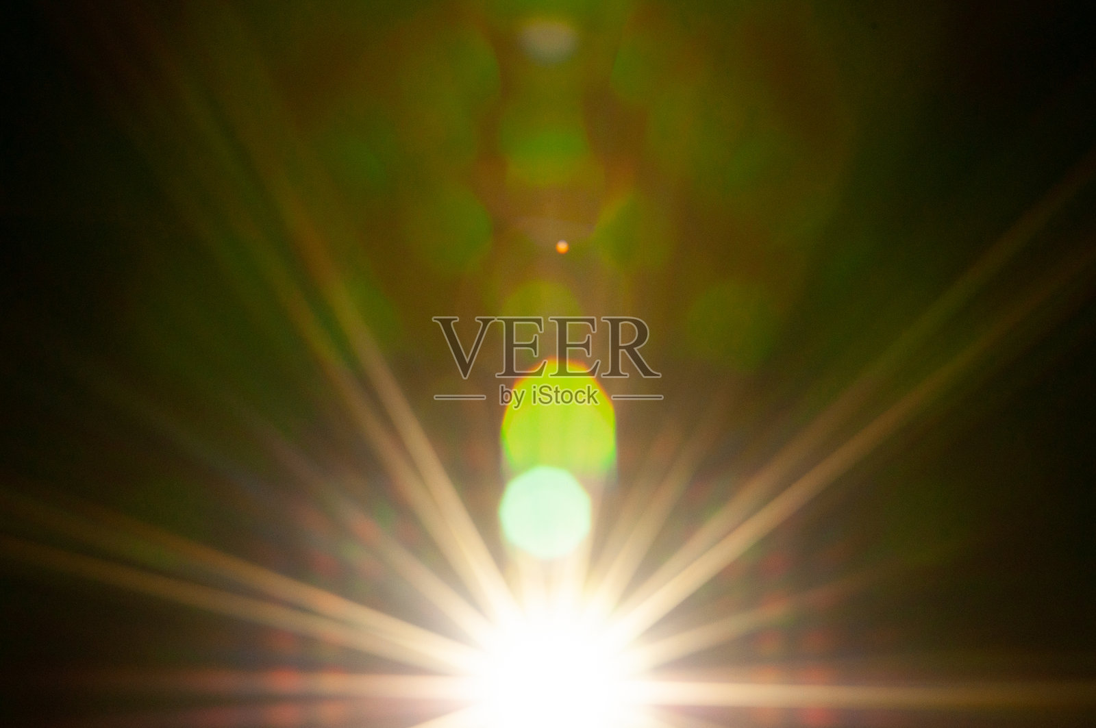 黑色背景上的太阳光晕照片摄影图片