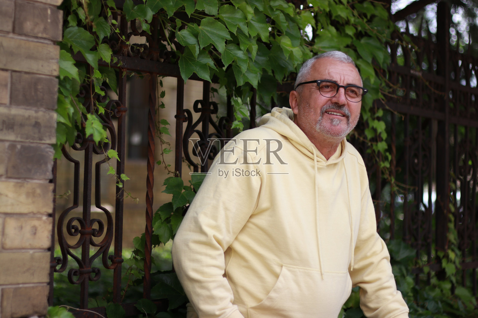 面带积极情绪的老年男性肖像照片摄影图片