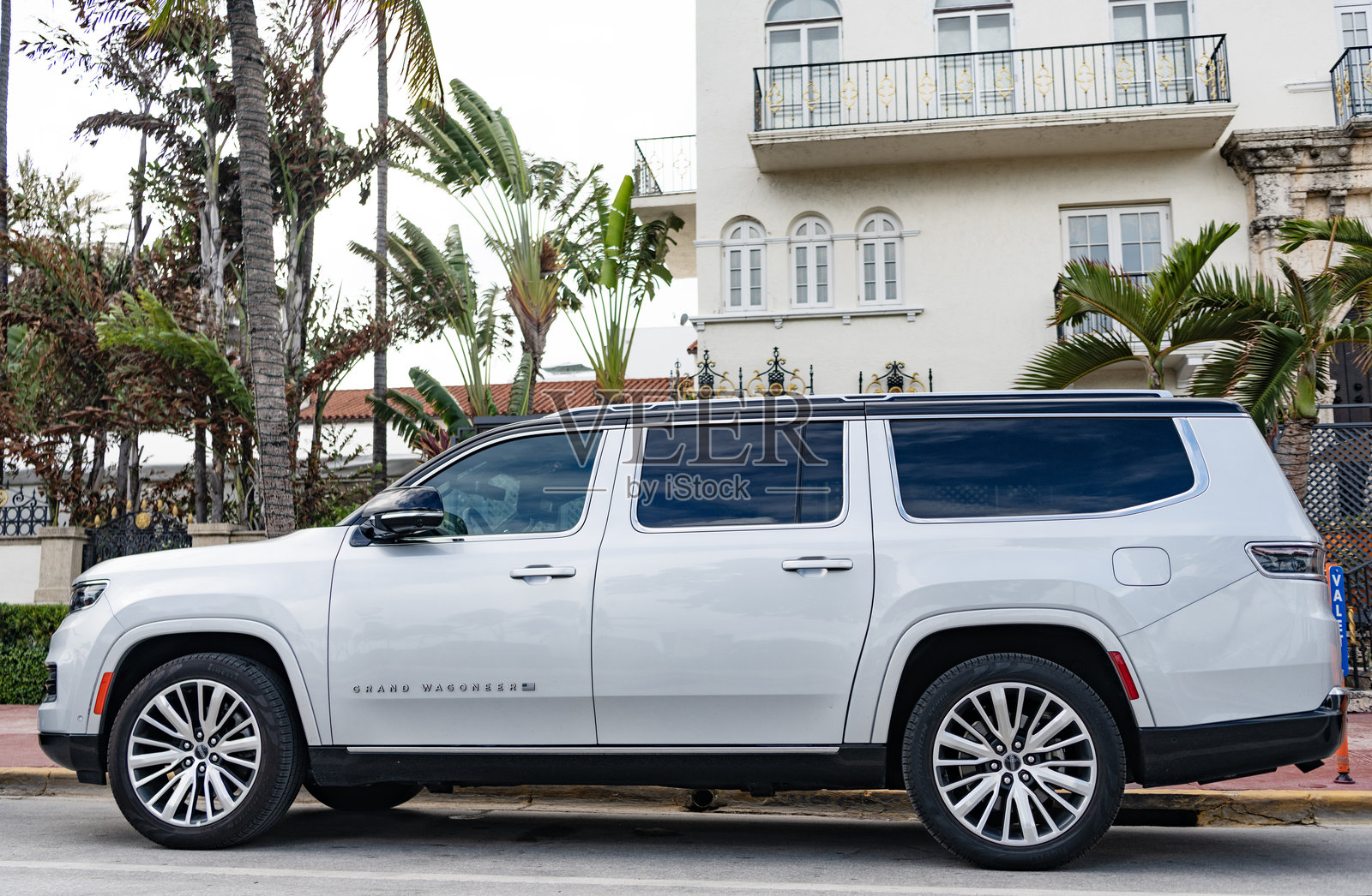 2024年吉普大瓦根尼尔SUV汽车。大瓦根尼尔的豪华SUV汽车。停在户外的大瓦根尼尔汽车。灰色大瓦根尼尔，侧面视图。照片摄影图片