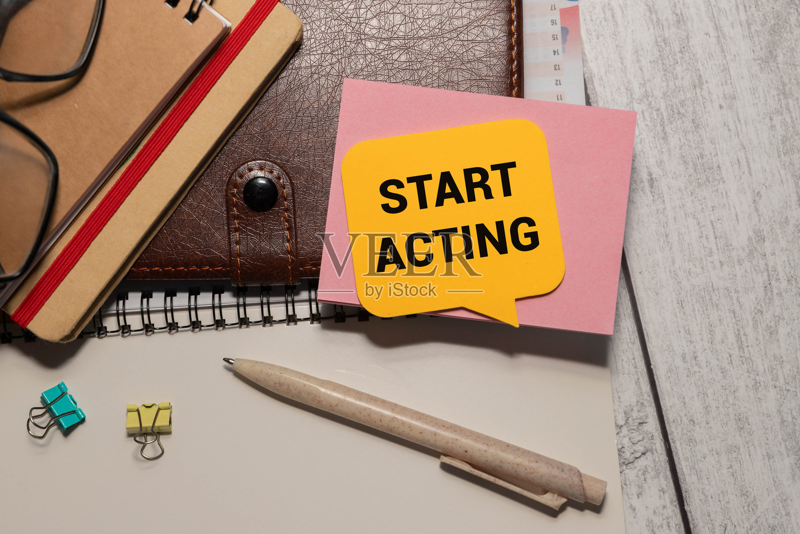 带有“立即行动！”字样的木块。商业概念。照片摄影图片