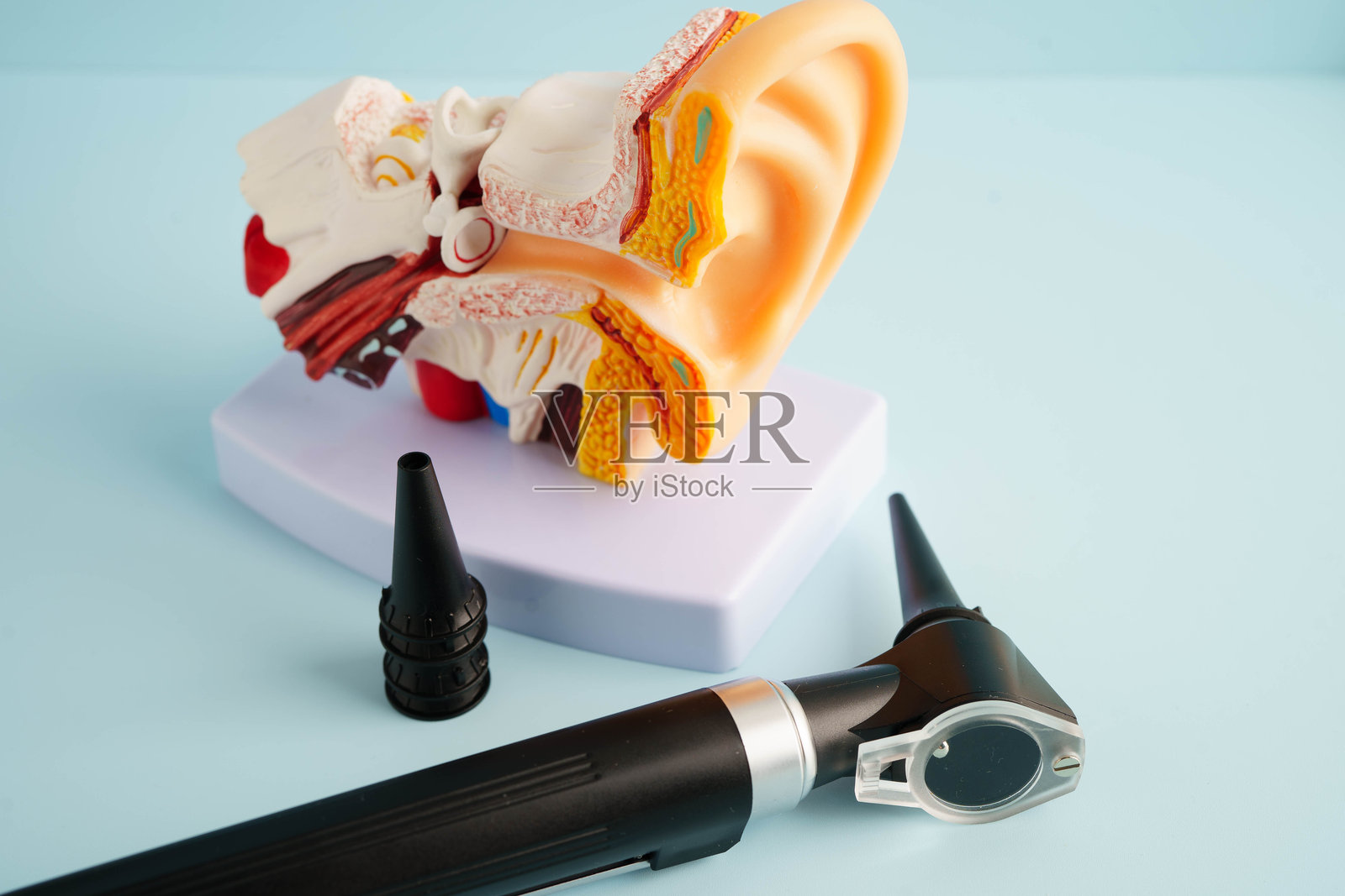 耳鼻喉科医生使用耳镜检查老年患者的耳朵，关注听力损失问题。照片摄影图片