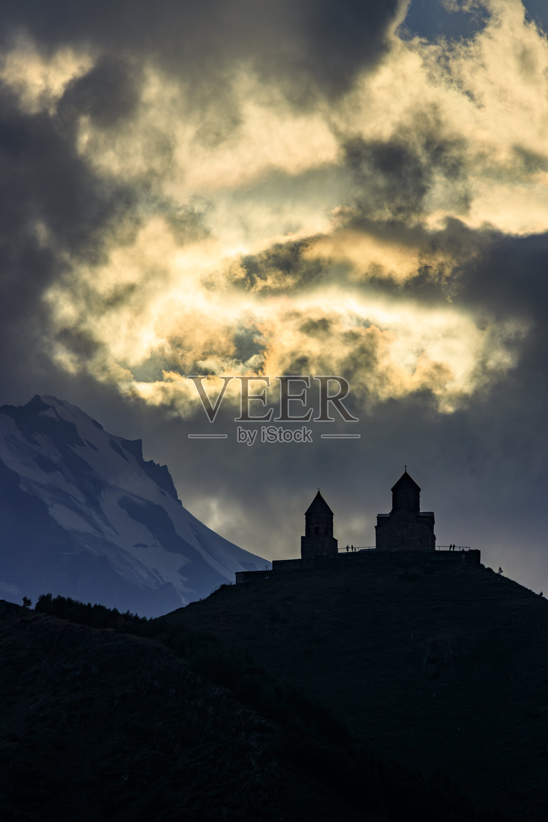 从格鲁吉亚斯捷潘茨明达俯瞰的格尔盖提三位一体教堂照片摄影图片