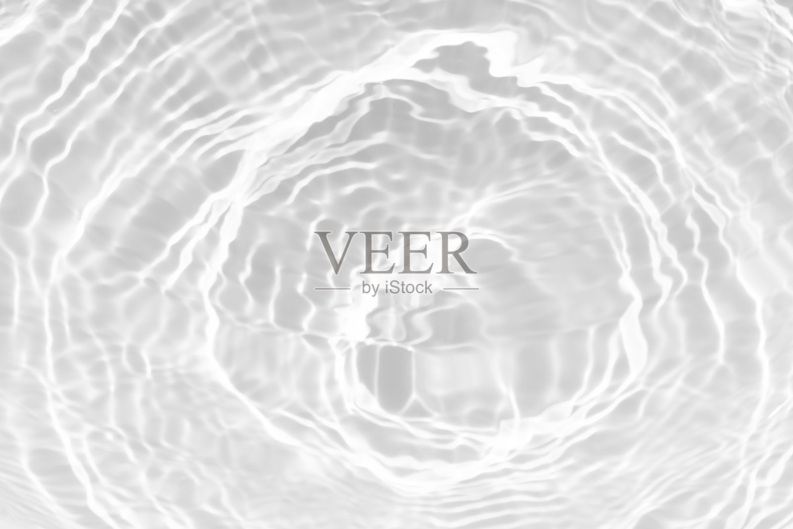 水面上有涟漪的白色水流。失焦模糊的透明白色清澈平静水面纹理，伴有飞溅和气泡。水波与闪亮的图案纹理背景。照片摄影图片