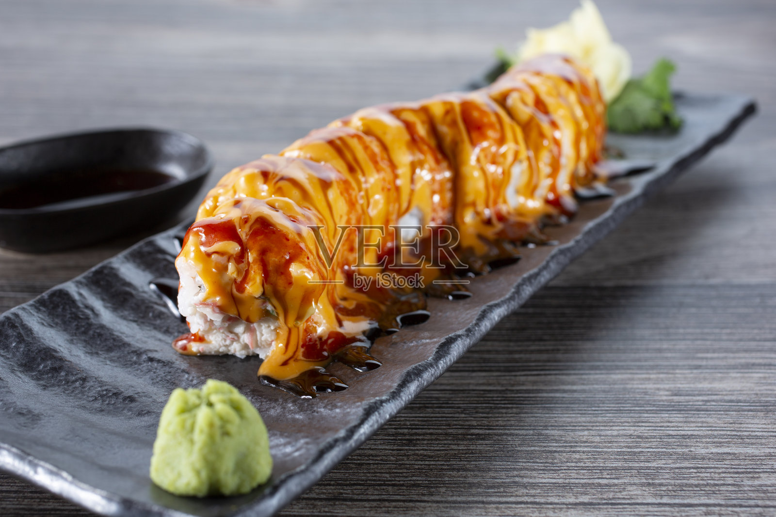 鳗鱼酱，辣味美乃滋，寿司卷照片摄影图片