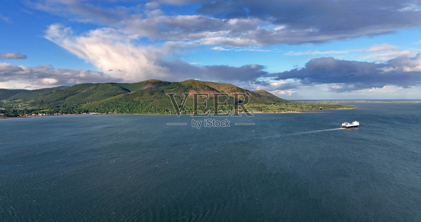 无人机航拍视角，俯瞰卡林福德湖及北爱尔兰的莫恩山脉照片摄影图片