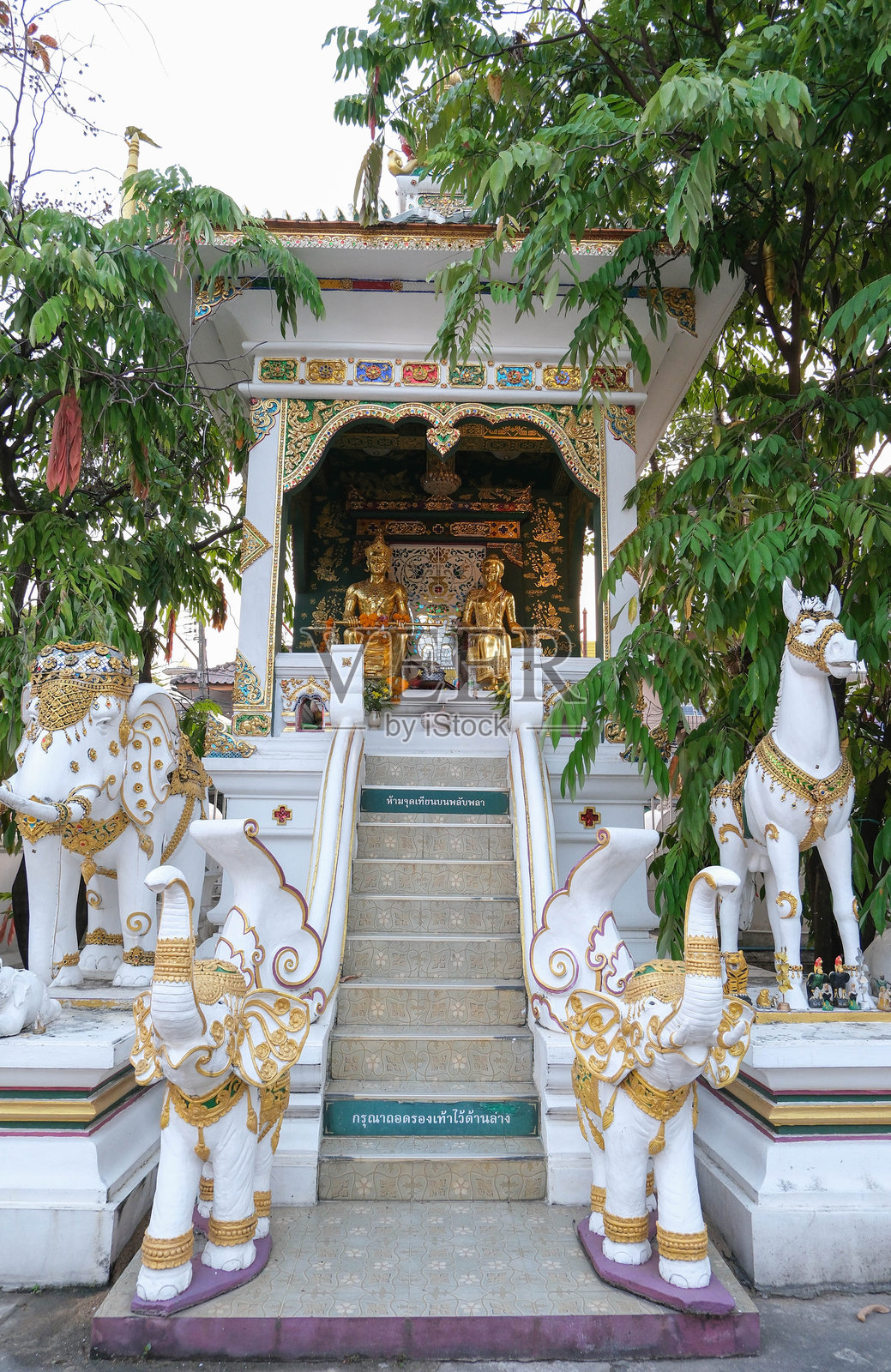 兰纳王国的芒来国王古代雕像和芒来国王王后的古董纪念碑，位于清莱省的明缅寺。照片摄影图片