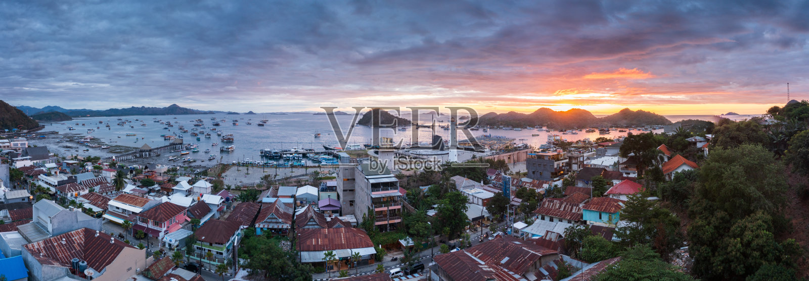 印度尼西亚科莫多岛拉布安巴霍港的日落照片摄影图片