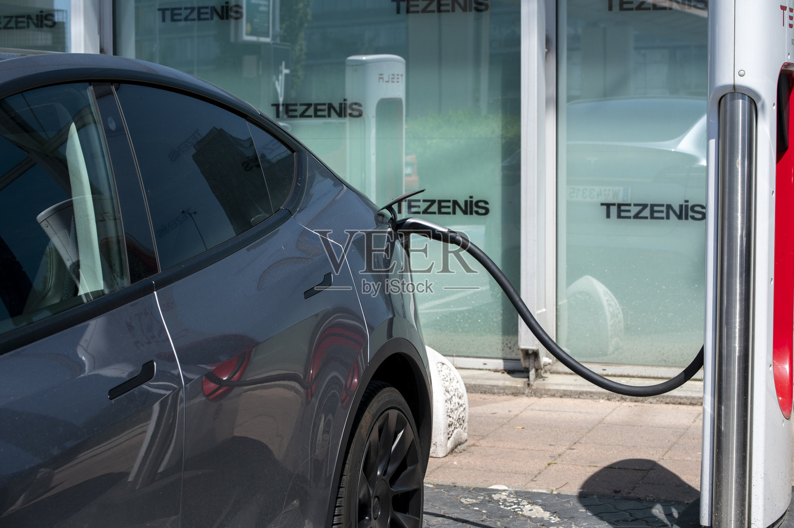 特斯拉充电站。特斯拉超级充电器位于Aupark购物中心主入口外。照片摄影图片