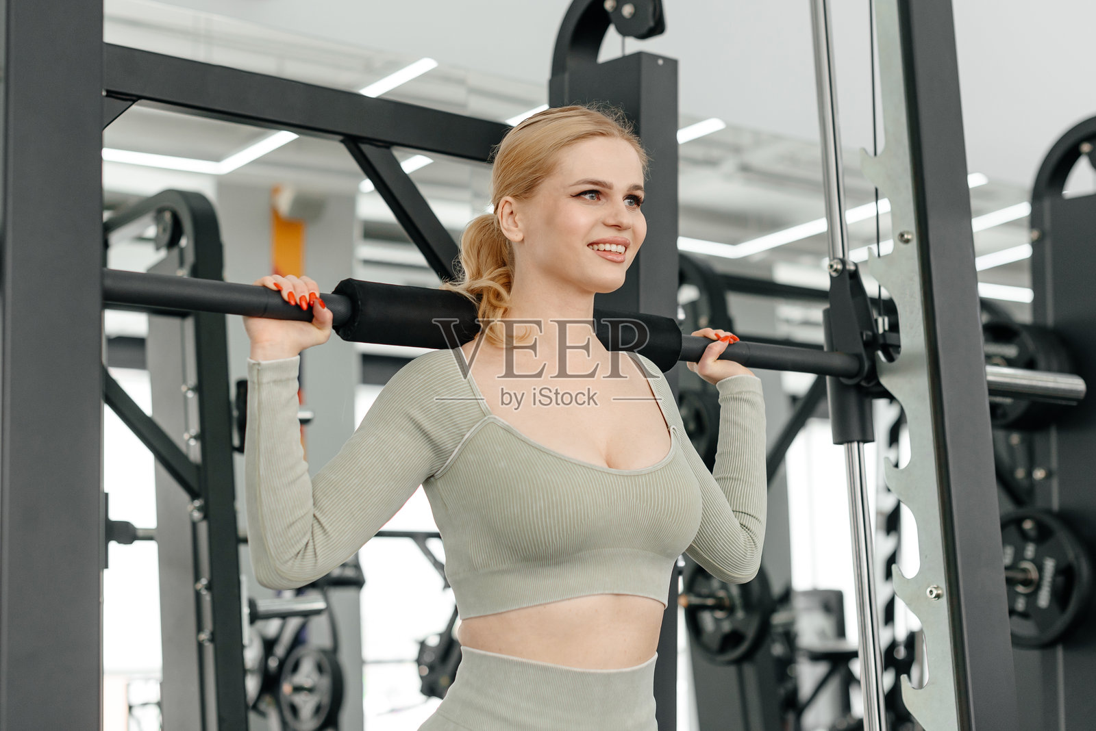 女性在健身房训练照片摄影图片