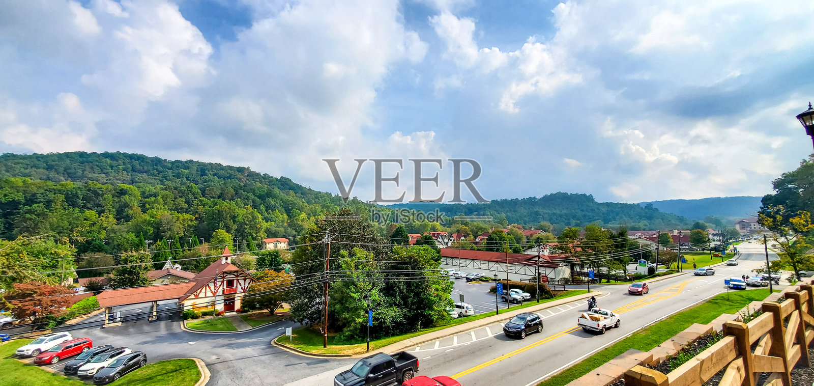 美国乔治亚州海伦市中心，远处可见约纳山。照片摄影图片