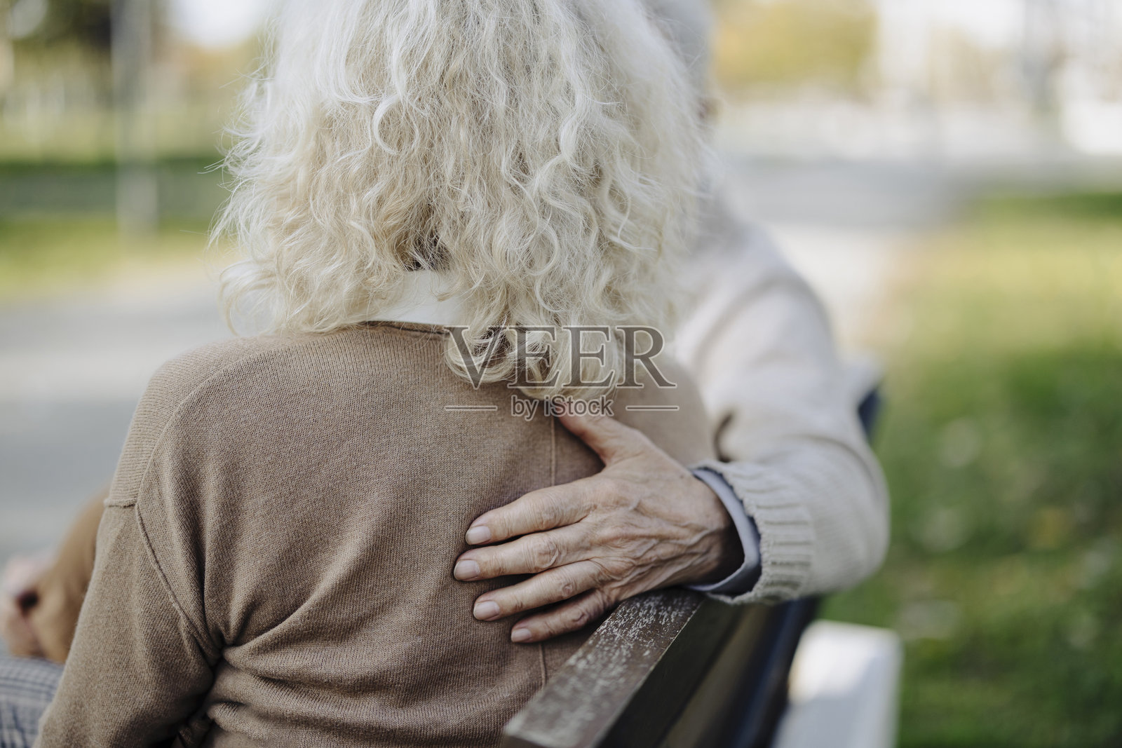 老年夫妇坐在公园长椅上享受秋日时光照片摄影图片