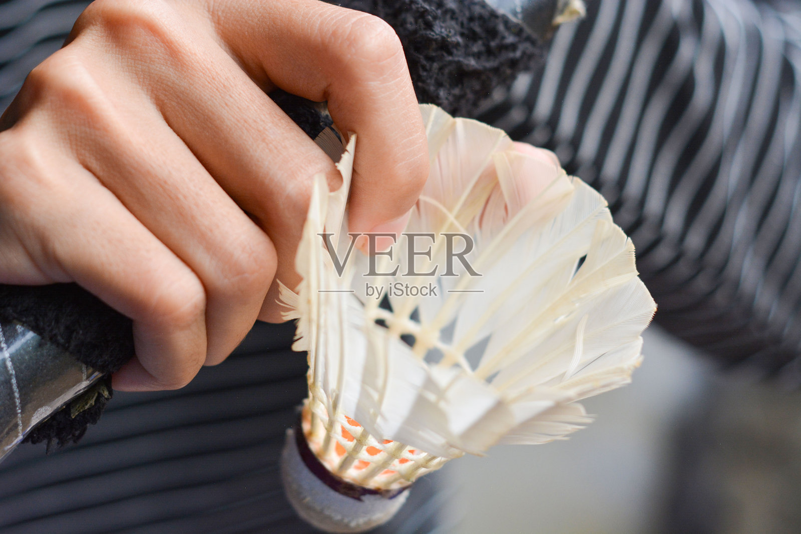 羽毛羽毛球和球拍在明亮的白色背景上，特写镜头照片摄影图片