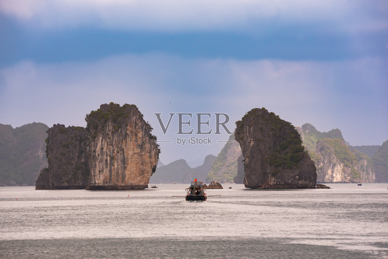 越南下龙湾美丽的风景，岛屿与船只交相辉映照片摄影图片