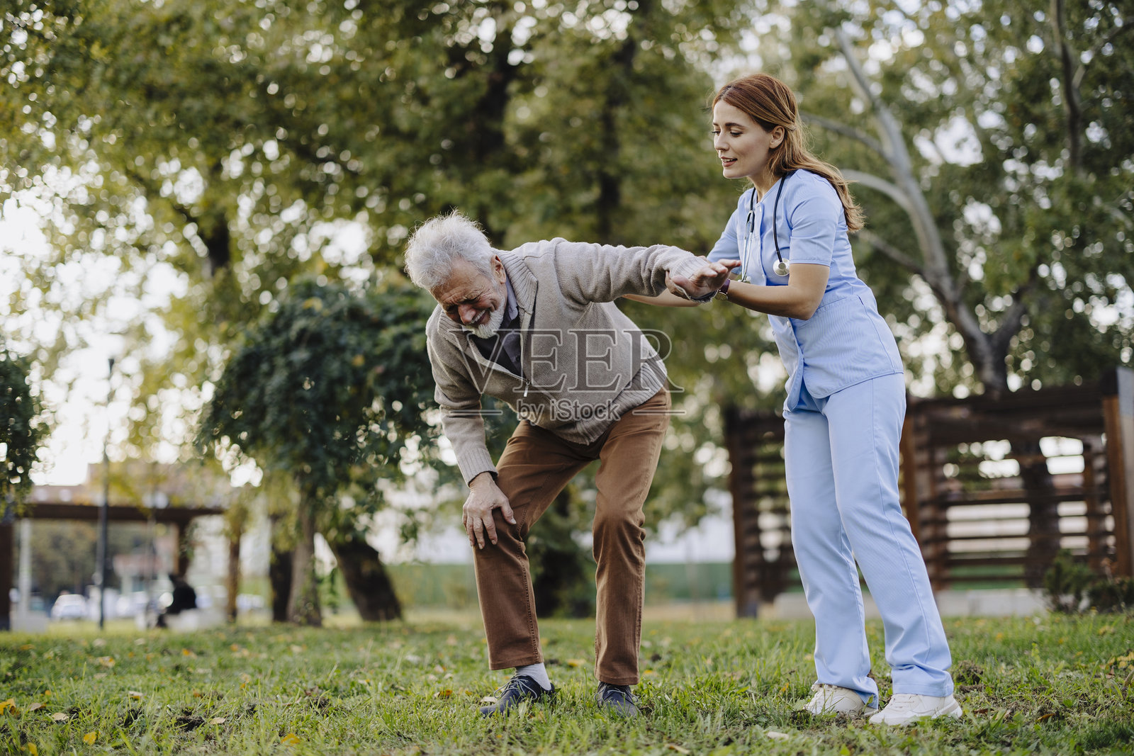老年人与物理治疗师一起锻炼照片摄影图片
