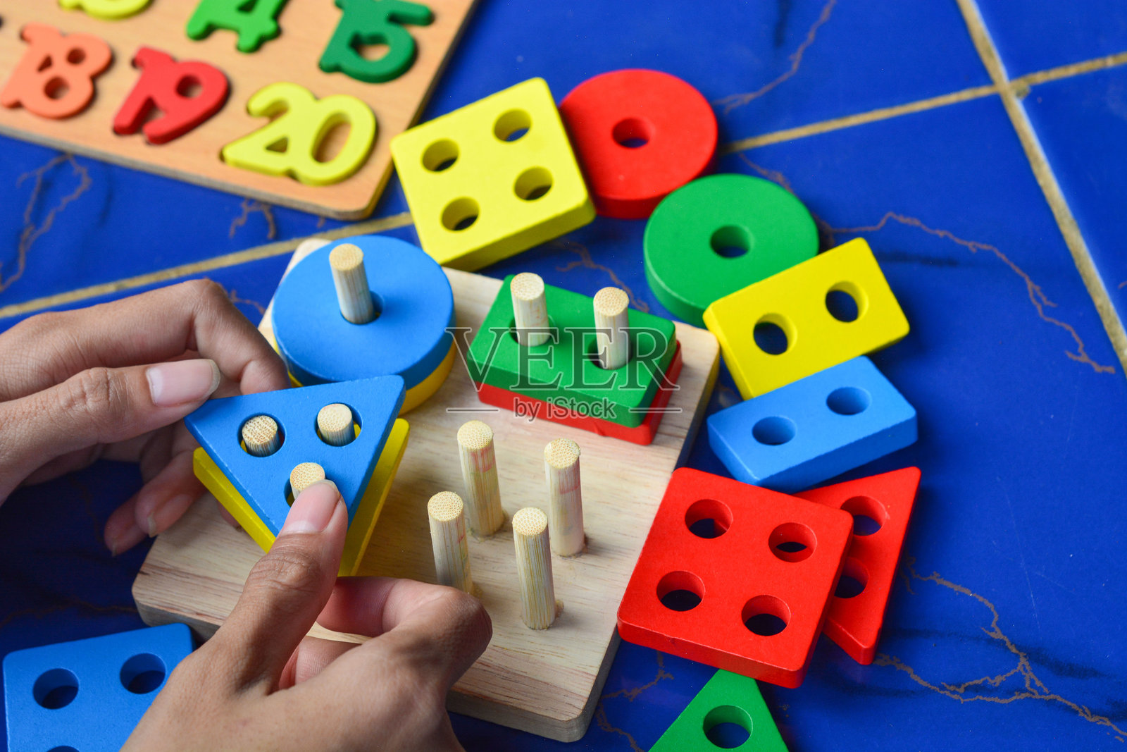 连续一笔画的拼图块组合在一起，部分缺失。锻炼大脑的敏锐度。不同难度级别。国家拼图日。照片摄影图片