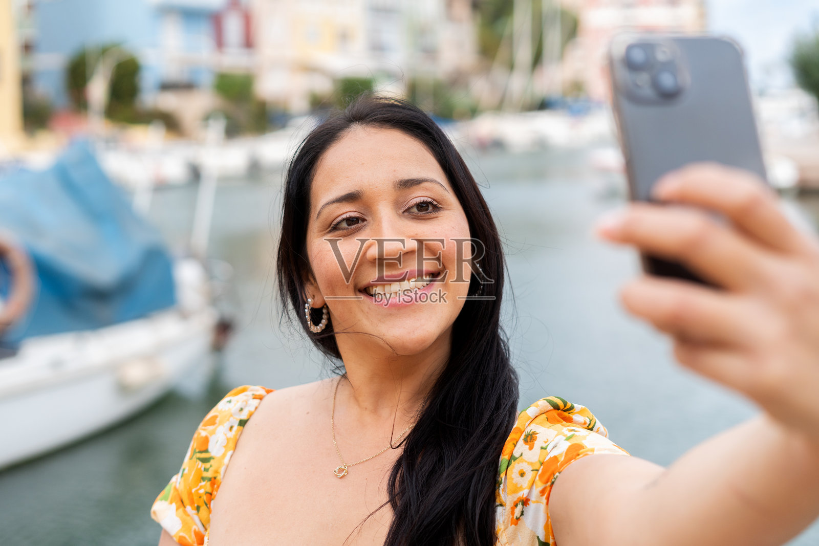 游客在码头用智能手机自拍照片摄影图片