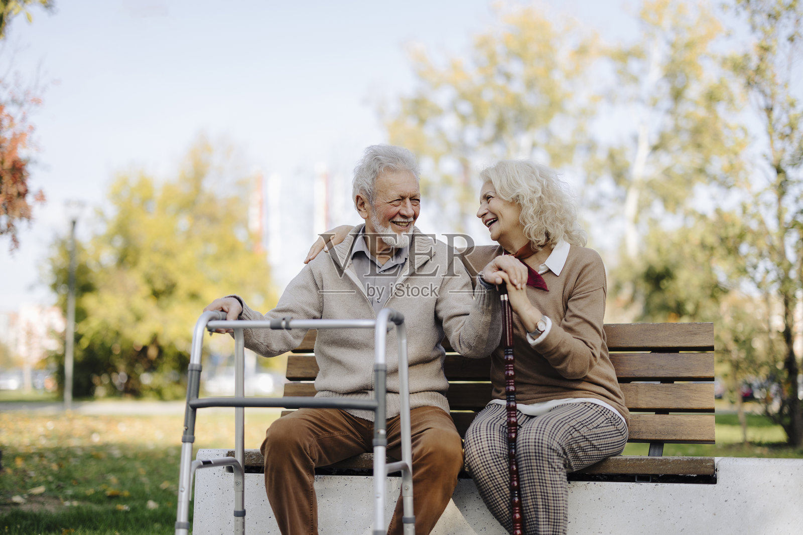 老年夫妇在公园长椅上享受时光照片摄影图片