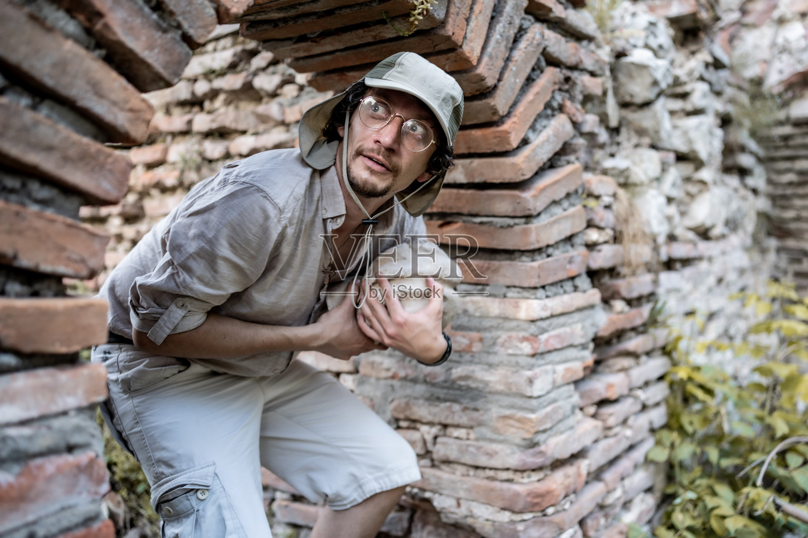 在独特历史遗址中，热情地探索古代遗迹的冒险者照片摄影图片