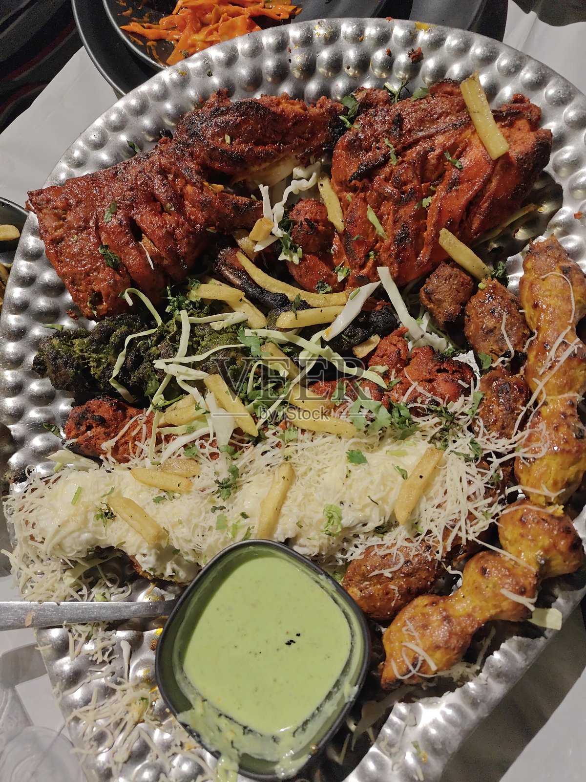 美味可口的鸡肉美食拼盘摄影，享用时刻照片摄影图片